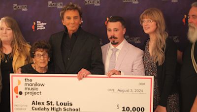 Watch Barry Manilow give $10,000 to local music teacher, Cudahy High School