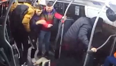 Recoleta: el video del salvaje robo piraña a un estudiante arriba de un colectivo que incluyó piñas y patadas