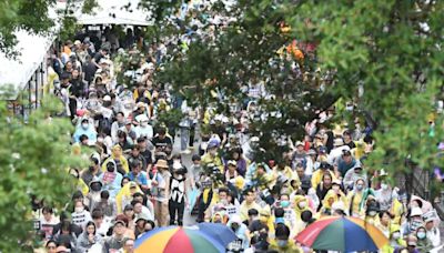群眾「輪流請假」佔青島東路 現場已破萬人