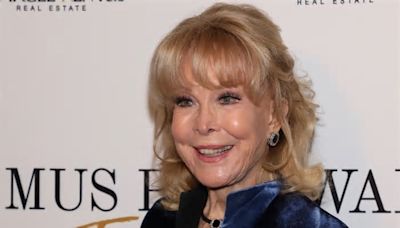 Barbara Eden recreates ‘I Dream of Jeannie’ disappearing act in Spain