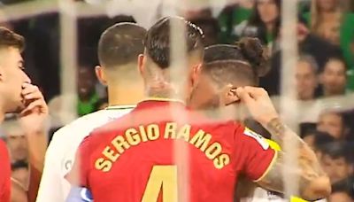 Tirón de orejas de Sergio Ramos a Isco por pedir penalti en el derbi sevillano