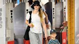 Jennifer Lawrence, una superestrella de Hollywood que viaja en metro ¡con su hijo!