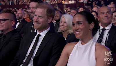 Harry récompensé : dos nu et chignon haut… ce subtil clin d’œil de Meghan Markle à son mari pour cette soirée spéciale