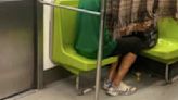 FOTO: ¡Otro! Hombre con cobija en el Metro se hace viral, pues, ¿qué estaba haciendo?