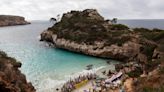 Cientos de personas ocupan la playa más famosa de Mallorca para recuperar los lugares que el turismo invadió
