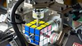 Robot de Mitsubishi logra récord mundial al resolver cubo de Rubik en un parpadeo [Video]