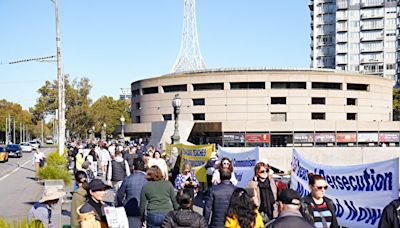 紀念4·25 墨爾本法輪功學員築「勇氣長城」