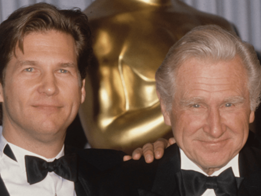 Fans Detect Uncanny Resemblance Between Late Lloyd Bridges and Sean Penn in Throwback Pic