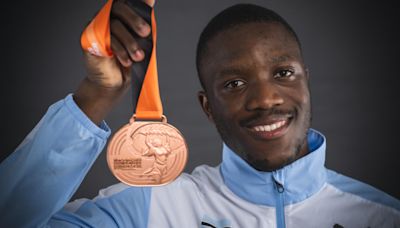 El velocista Tebogo, diamante de Botsuana, aspira al doblete de oros en París-2024