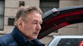 Juez deniega petición de Alec Baldwin de retirar acusación por disparo en 'Rust'