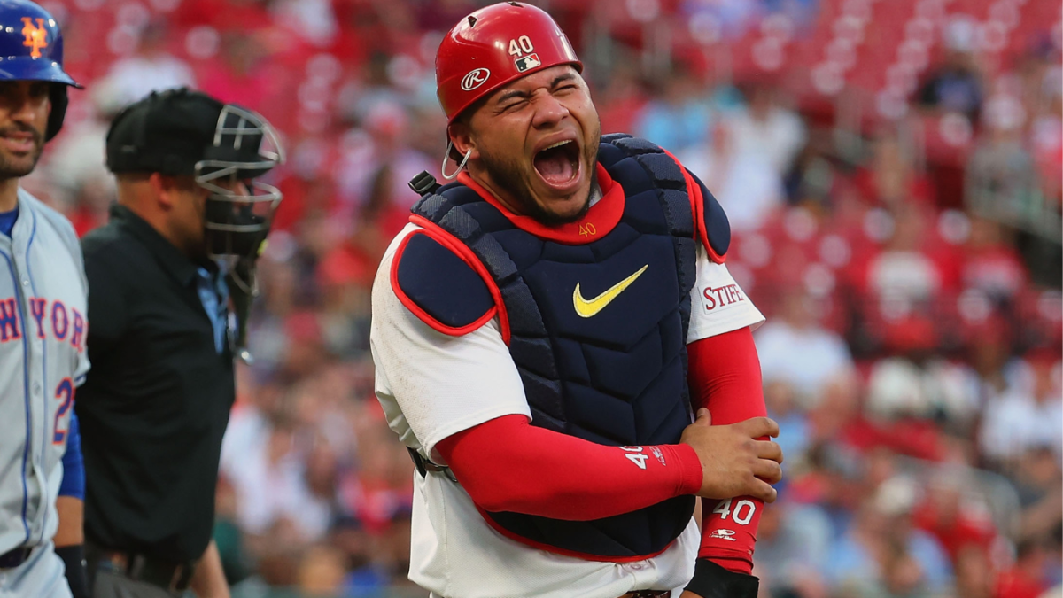 Willson Contreras injury: Cardinals catcher breaks arm after being hit by swing vs. Mets