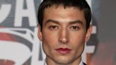 Ezra Miller amenaza a joven con noquearlo en nuevo video