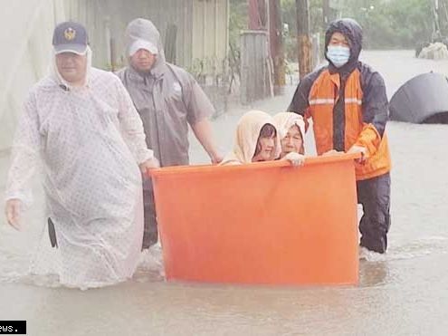 屏東四人被洪水圍困脫險 高美大橋下疑兩人待援