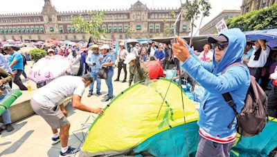 CNTE rechaza alza y va a paro indefinido; marchan por Día del Maestro