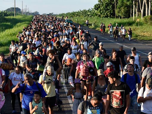 3,000 migrants leave southern Mexico on foot in a new caravan headed for the US border