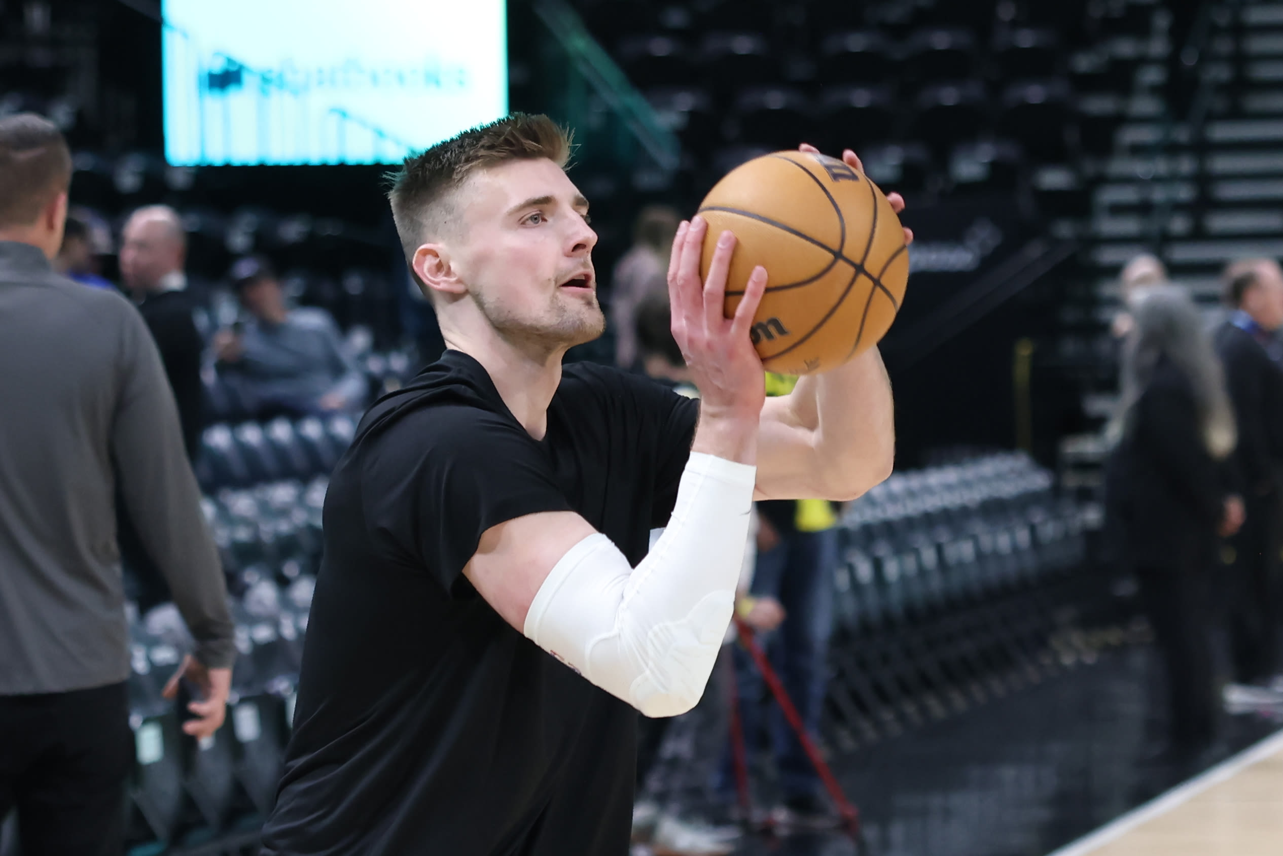 Two former Wisconsin Badgers included in viral photo at USA Basketball practice