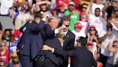 Présidentielle américaine 2024 : Trump évacué l’oreille en sang d’un meeting après des coups de feu