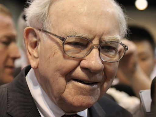 Warren Buffett Is Selling Stocks and Loading Up on Cash. Is That a Red Flag for Investors? | The Motley Fool