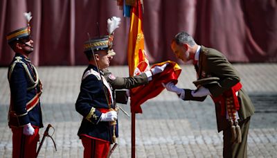 Felipe VI vuelve a jurar bandera en Zaragoza 40 años después con la princesa Leonor de testigo