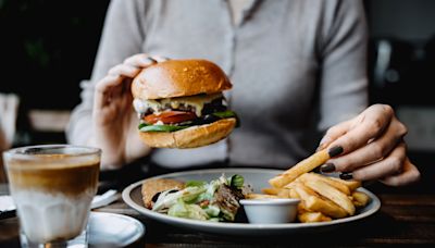 外食族「隱性飢餓」危機何解？營養保健品你吃錯了嗎？維他命B/維他命C/綜合維他命/魚油/益生菌推薦 iHerb免運＋輸入折扣碼再享78折