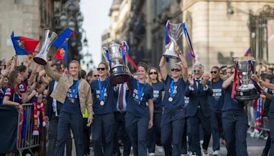 El Barça Femení ofrece el 'póker' en un baño de masas en Barcelona