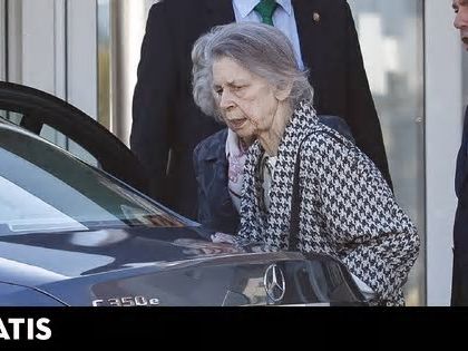 La tranquilizadora sonrisa de Irene de Grecia tras visitar a su hermana, la reina Sofía, en el hospital