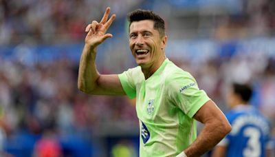 Lewandowski nets hat trick as Barcelona hold on La Liga fortress