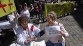 La plantilla de San Juan de Dios protesta ante el Ayuntamiento de Pamplona