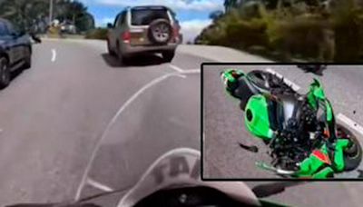 ¿Quién tuvo la culpa? Motociclista chocó contra carro parado en carretera y quedó en video