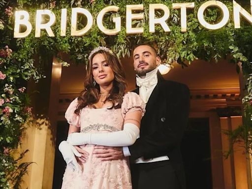 Los looks que nadie te mostró de la falsa boda de Nico Occhiato y Flor Jazmín Peña a lo Bridgerton en el Colón | Espectáculos