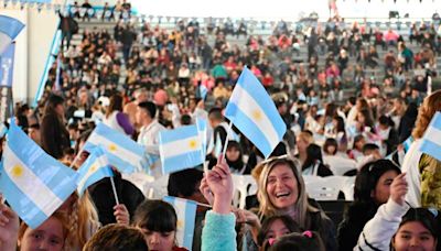 Emotiva promesa a la bandera en Roca: ¡Sí, juro!, mil voces de lealtad por la celeste y blanca - Diario Río Negro