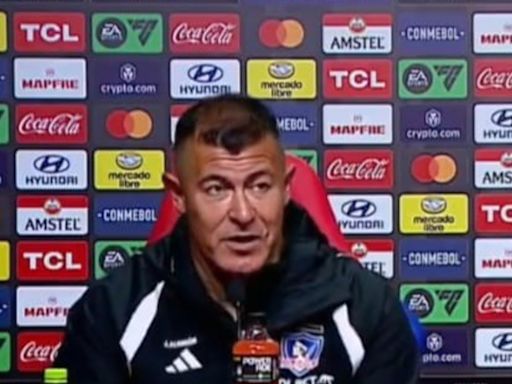 Video: el susto que se pegó Jorge Almirón en plena conferencia de prensa de Colo Colo