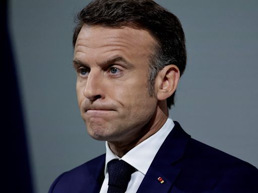 Macron llama a un pacto para evitar el extremismo, pero desde su propio espacio le piden que se aparte de la campaña