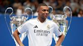 Imitando a Cristian Ronaldo: la arenga de Mbappé durante su presentación en el Real Madrid que sorprendió a los hinchas merengues - La Tercera