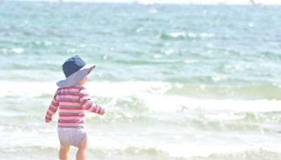 Nada de sol para los menores de 3 años: los expertos recomiendan crema protectora bajo ropa de manga larga
