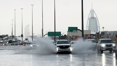 Fuerte lluvia azota Emiratos y países vecinos; suman a 18 los muertos por inundaciones en Omán