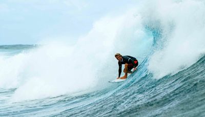 Surfista mexicano se prepara en Tahití para Juegos Olímpicos París 2024