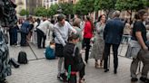Público 'bordillero' sobradamente cargado de pipas en la Semana Santa de Sevilla