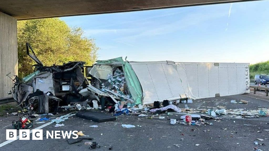 M40: Motorway shut after lorry overturns near Bicester