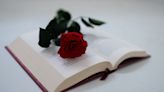 23 de abril, Día Internacional del Libro: ¿por qué se regala un libro y una rosa?