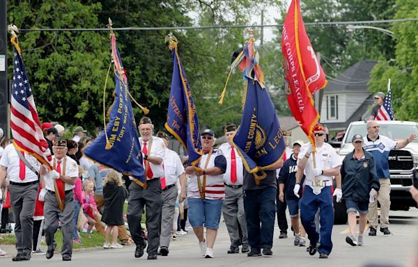 Fort Wayne marks Memorial Day with parade