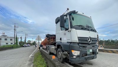 屏東高樹大橋機車擦撞砂石車 74歲騎士身亡 肇因待查