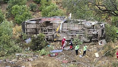 Bus se vuelca y cae a un abismo en Perú: hay al menos 23 muertos - La Tercera