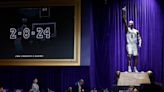 Los Angeles Lakers presentan la primera de tres estatuas de Kobe Bryant en una emotiva ceremonia