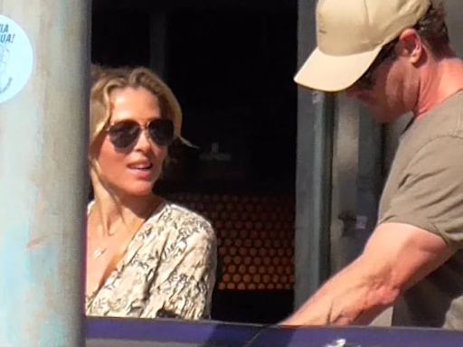 Elsa Pataky y Chris Hemsworth, al más puro estilo 'Verano azul' durante sus vacaciones en Barcelona