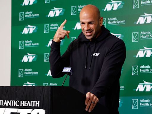 Aaron Rodgers talks Jets coach Robert Saleh 'taking a deeper role in the offense'