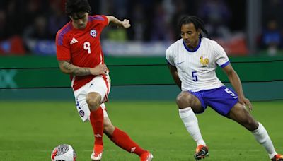 3-2. Francia logra un triunfo pírrico ante una Chile valiente y entre pitos contra Mbappé