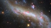 NASA拍到螺旋星系的明亮條狀結構