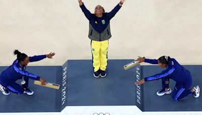 Una imagen que recorre el mundo: el gesto de Simone Biles en el podio de los Juegos Olímpicos tras el oro de Rebeca Andrade