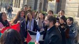 Estudiantes de origen palestino de la UC piden a Boric que Chile apoye la demanda sudafricana contra Israel en la CIJ - La Tercera